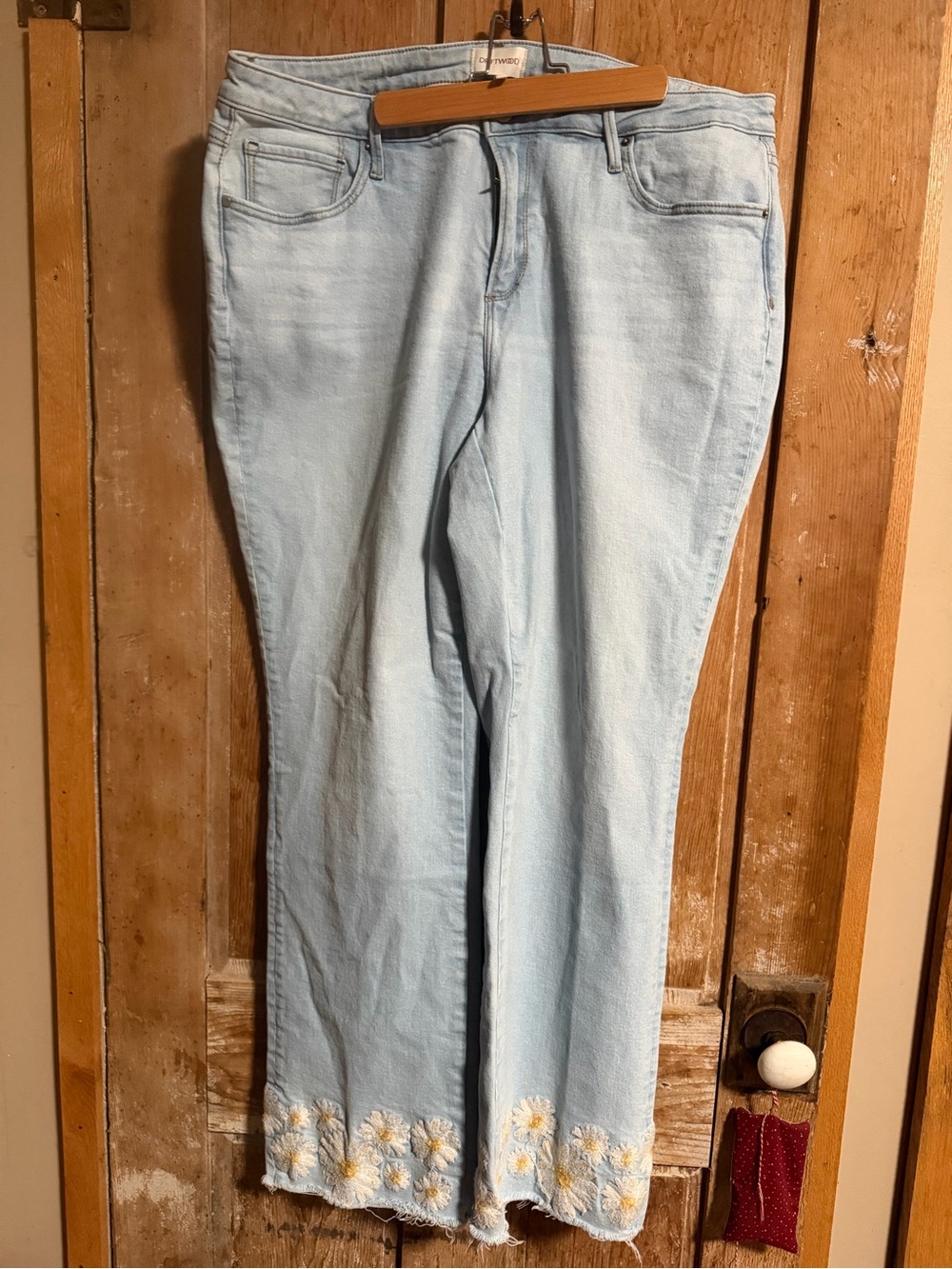 Driftwood Jeans Colette
Embroidered Crop Straight
Jean-Daisy. Size 18